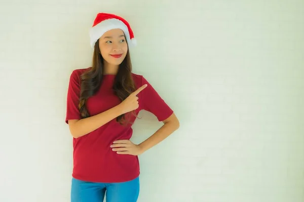 Retrato bonito jovem asiático mulheres vestindo santa chapéu para celebridade — Fotografia de Stock