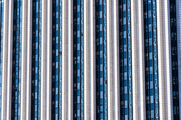 Beau gratte-ciel d'immeuble de bureaux avec fenêtre en verre — Photo