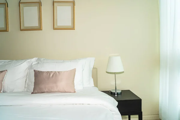 White comfortable pillow on bed decoration interior — Stock Photo, Image