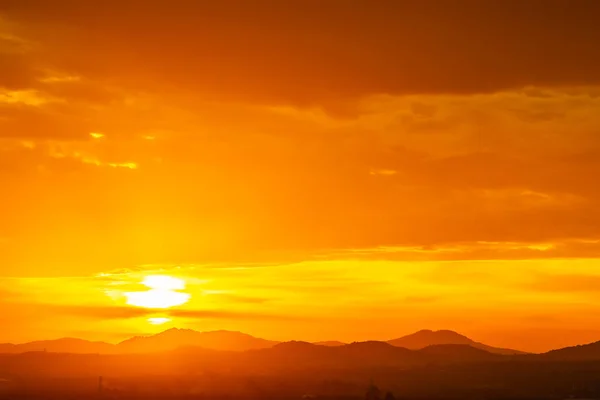 Piękny krajobraz ze wschodem lub zachodem słońca nad górą — Zdjęcie stockowe