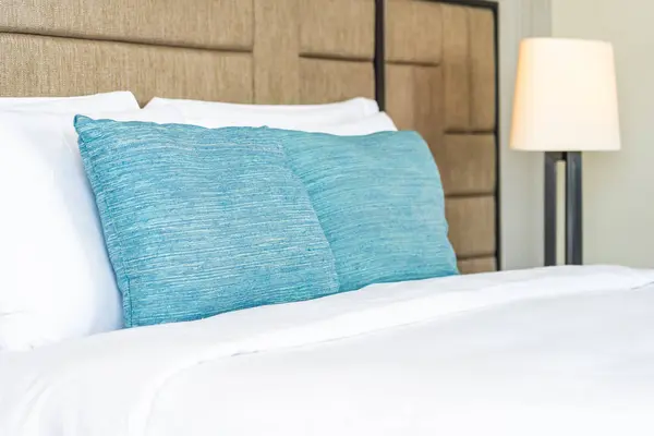 Branco travesseiro confortável na cama decoração interior — Fotografia de Stock