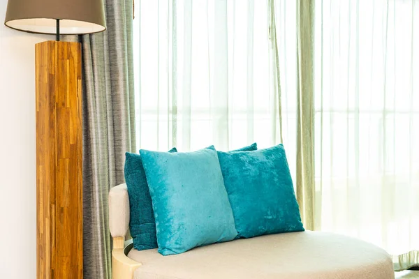 Oturma odasında kanepe dekorasyon yastık — Stok fotoğraf
