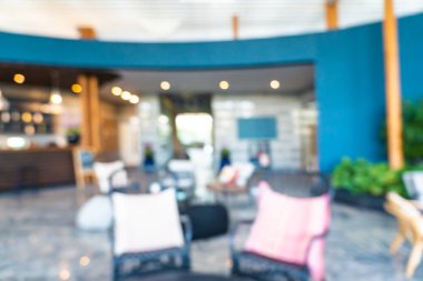 Otel lobisinin içi bulanık.