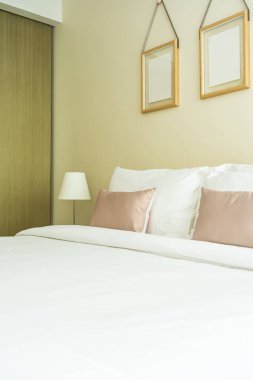 Yatak dekorasyonunda beyaz rahat yastık.