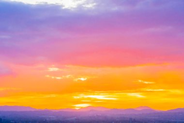 Güneşin doğuşuyla ya da dağda günbatımıyla güzel bir manzara