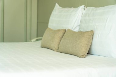 Yatak dekorasyonunda beyaz rahat yastık.