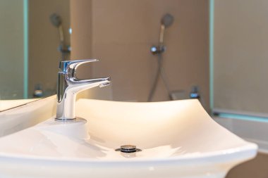 Su yüzeyi ve beyaz lavabo iç dekorasyonu