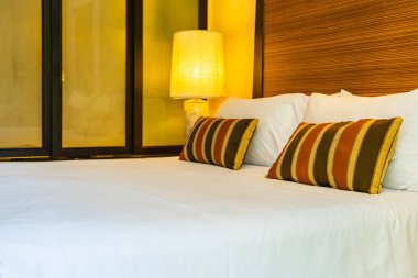 Yatak dekorasyonunda beyaz rahat yastık.