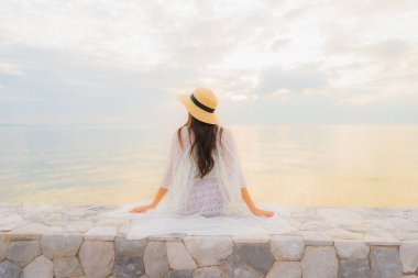 Güzel Asyalı genç kadınların portresi. Gülümseyin. Rahatlayın.