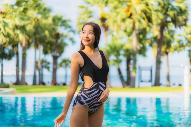 Güzel Asyalı genç kadınların portresi. Gülümseyin. Rahatlayın.