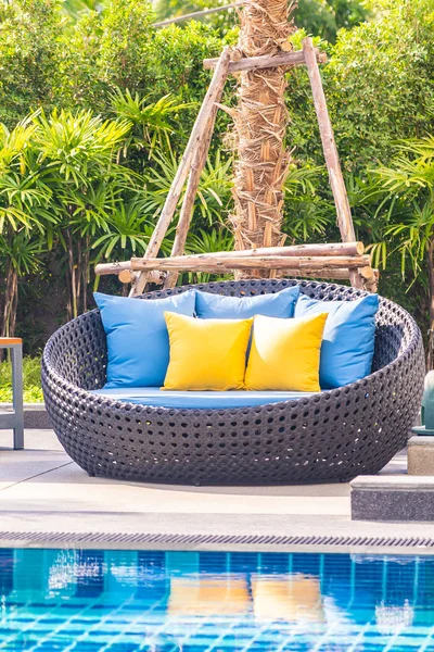 Відкритий дворик в саду з диваном стілець і подушкою декоріо — стокове фото