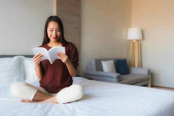 Ritratto belle giovani donne asiatiche leggere libro sul letto — Foto Stock