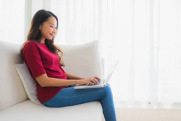 Porträt schöne junge asiatische Frauen mit Computer-Laptop auf so — Stockfoto