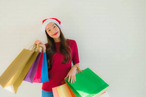 Ritratto bella giovane asiatico donne indossare natale santa hat wi — Foto Stock