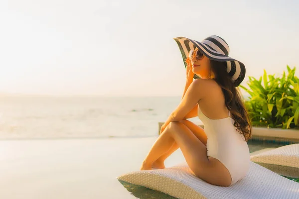 Retrato bonito jovem asiático mulheres feliz sorriso relaxar ao redor ou — Fotografia de Stock