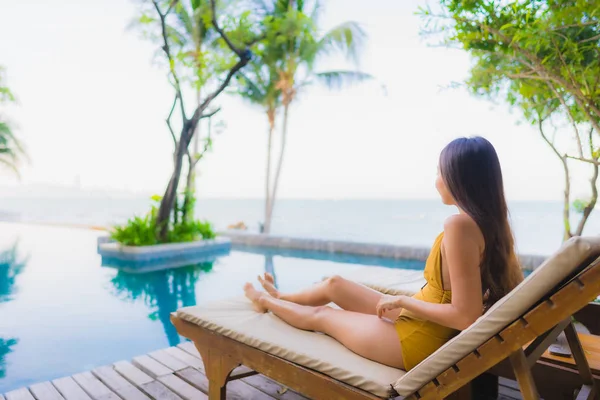 Porträt schöne junge asiatische Frauen glücklich lächeln entspannen um ou — Stockfoto