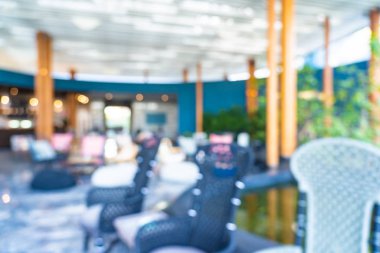 Otel lobisinin içi bulanık.