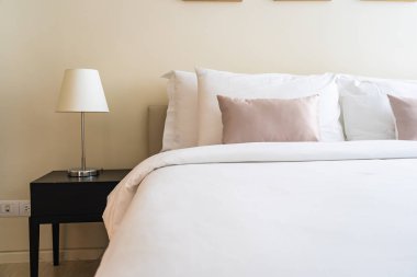 Yatak dekorasyonunda beyaz rahat yastık.