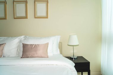 Yatak dekorasyonunda beyaz rahat yastık.