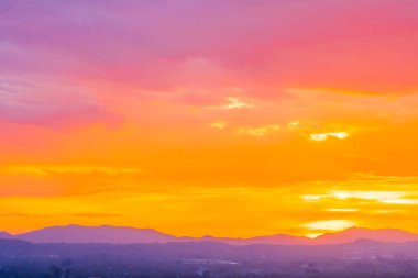 Güneşin doğuşuyla ya da dağda günbatımıyla güzel bir manzara