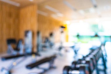 Beden eğitimi odasının içi spor malzemeleriyle dolu.