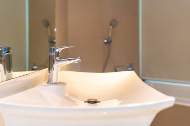 Su yüzeyi ve beyaz lavabo iç dekorasyonu