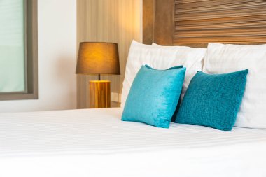 Yatak dekorasyonunda beyaz rahat yastık.