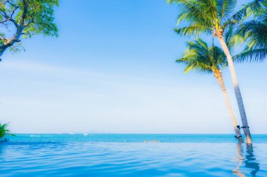 Oteldeki yüzme havuzunun güzel manzarası.