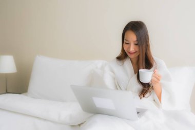 Kahve fincanı ile güzel Asyalı genç kadınların portresi ve hesapları.