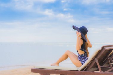 Güzel bir Asyalı kadın portresi. Rahatlayın. Gülümseyin.