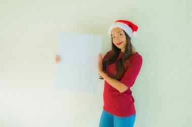 Güzel Asyalı genç kadınların portresi beyaz kart gösteriyor.