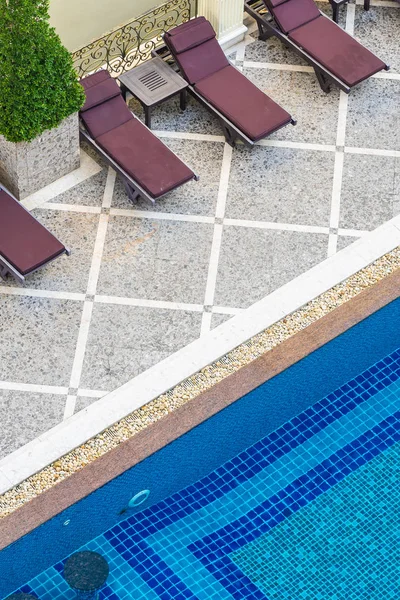 Bela piscina exterior de luxo no hotel — Fotografia de Stock