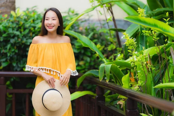 Porträtt vacker ung asiatisk kvinna lycklig leende lesire i g — Stockfoto