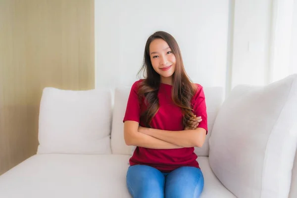 Portrait belle jeune asiatique femmes heureux sourire assis sur canapé — Photo