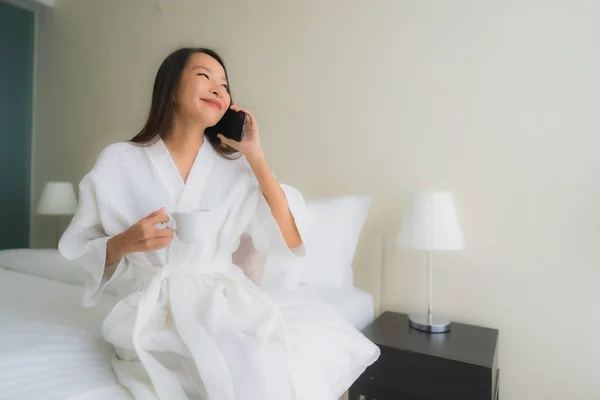 Porträt schöne junge asiatische Frauen mit Kaffeetasse und Handy — Stockfoto