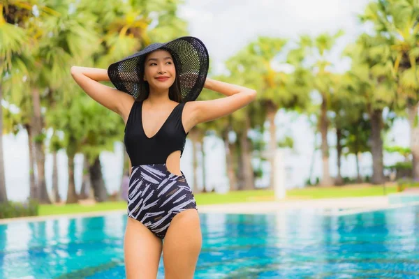 Retrato bonito jovem asiático mulheres feliz sorriso relaxar em torno de sw — Fotografia de Stock