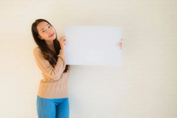 Πορτρέτο όμορφη νεαρή ασιατική γυναίκες δείχνουν λευκό λευκό χαρτί αγριογούρουνο — Φωτογραφία Αρχείου