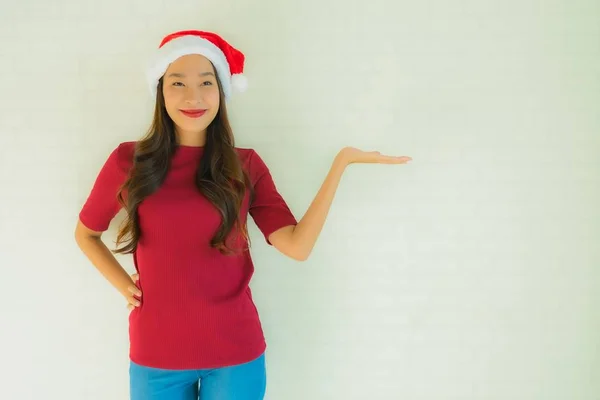 Ritratto belle giovani donne asiatiche che indossano il cappello di Babbo Natale per celeb — Foto Stock