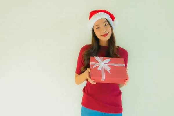 Retrato bonito jovem asiático mulheres desgaste santa chapéu no Natal — Fotografia de Stock