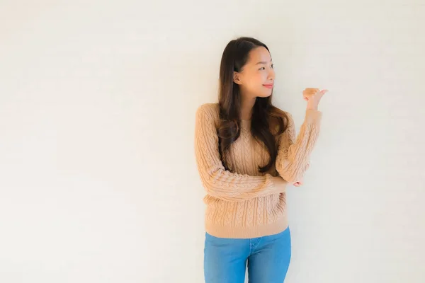 Portret mooi jong aziatische vrouwen glimlachen gelukkig in veel actie — Stockfoto