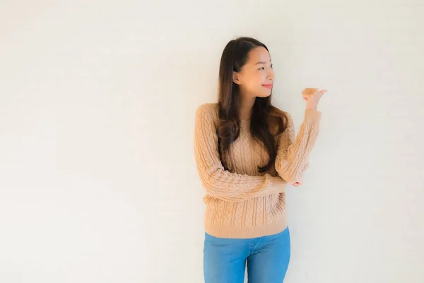 Retrato hermosa joven asiático mujeres sonrisa feliz en muchos acción — Foto de Stock