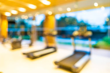 Beden eğitimi odasının içi spor malzemeleriyle dolu.
