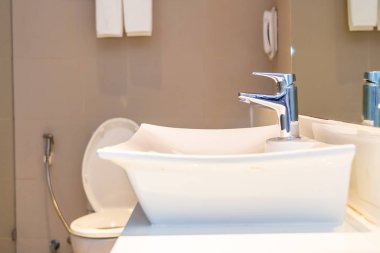 Su yüzeyi ve beyaz lavabo iç dekorasyonu