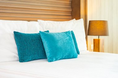 Yatak dekorasyonunda beyaz rahat yastık.