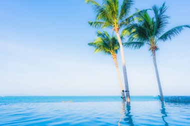 Oteldeki yüzme havuzunun güzel manzarası.