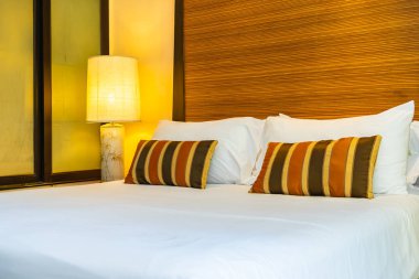 Yatak dekorasyonunda beyaz rahat yastık.