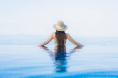 Güzel Asyalı genç kadınların portresi mutlu bir gülümseme açık havada rahatla