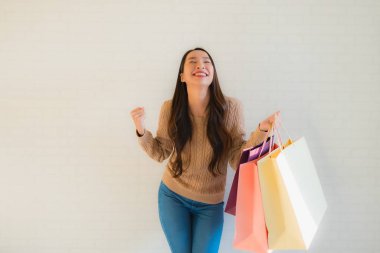 Güzel Asyalı genç kadınların portresi. Mutlulukla gülümseyin.