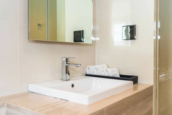 Wasserhahn Waschbecken Dekoration im Badezimmer — Stockfoto