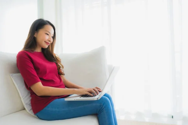 Retrato hermosa joven asiático mujeres usando computadora portátil en así —  Fotos de Stock